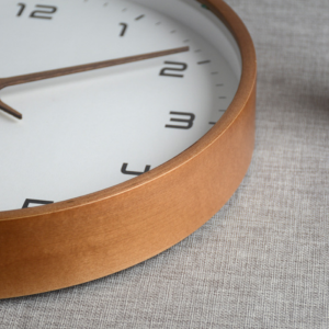 đồng hồ treo tường bằng gỗ